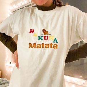 Embroidered Hakuna Matata Tee🦁💫